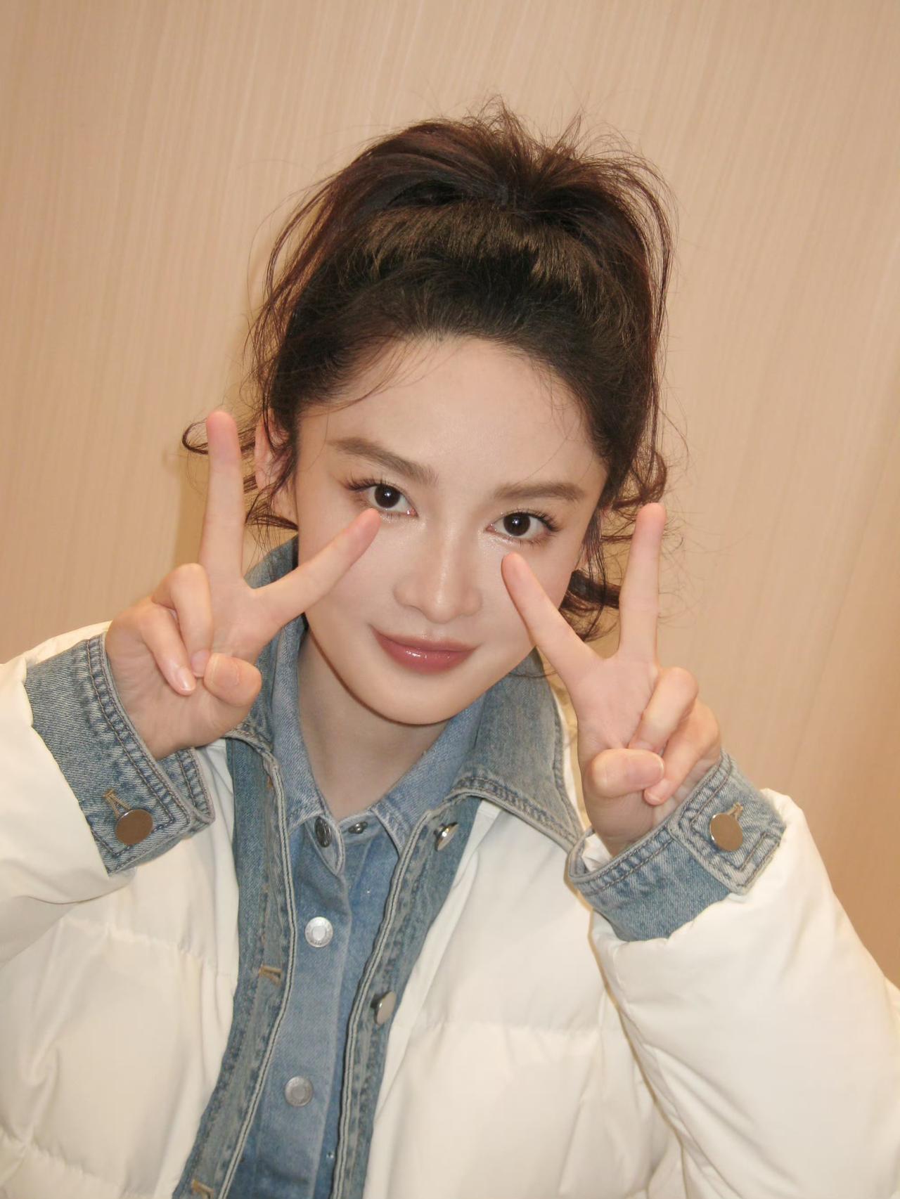 今日份·小孩姐@李沁优雅靓照[比心][呲牙笑]