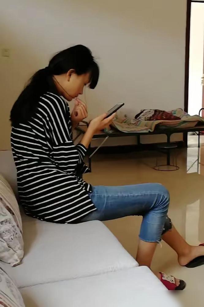 我有个朋友，是个好吃懒做的人，今年都49岁了，连房子都没有买。以前我总跟着身