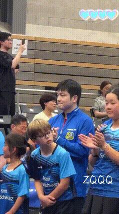 不经意拍到的小插曲，这个画面太美好了！萌萌的东东抿着嘴，主动和小孩儿击掌，温柔
