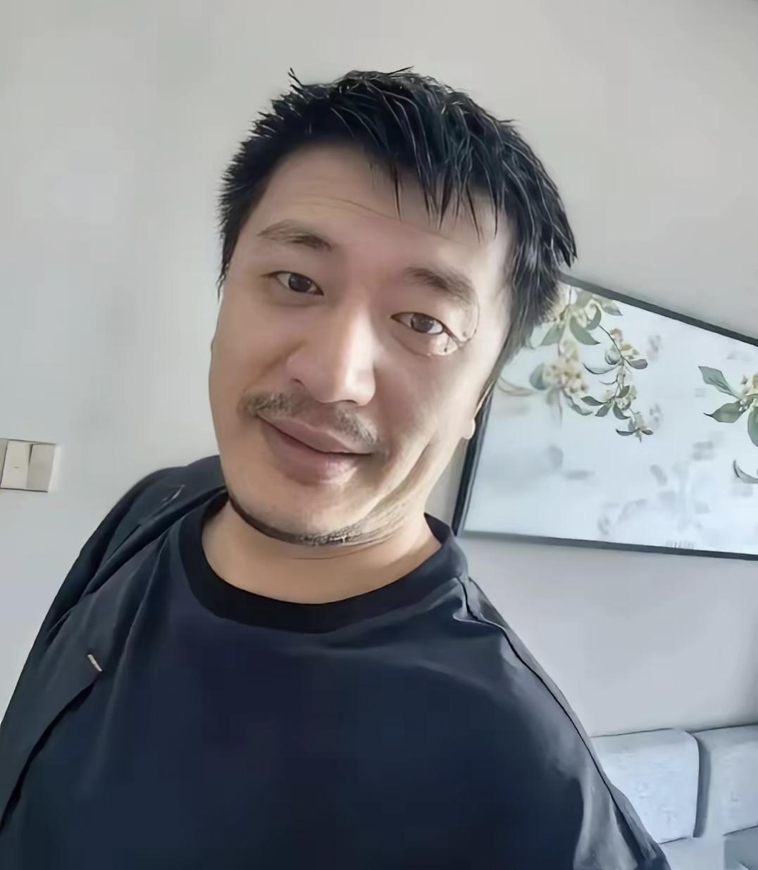 张雪峰去世后，查了张雪峰多年捐款，看完沉默了。给郑大每年50万捐6年共