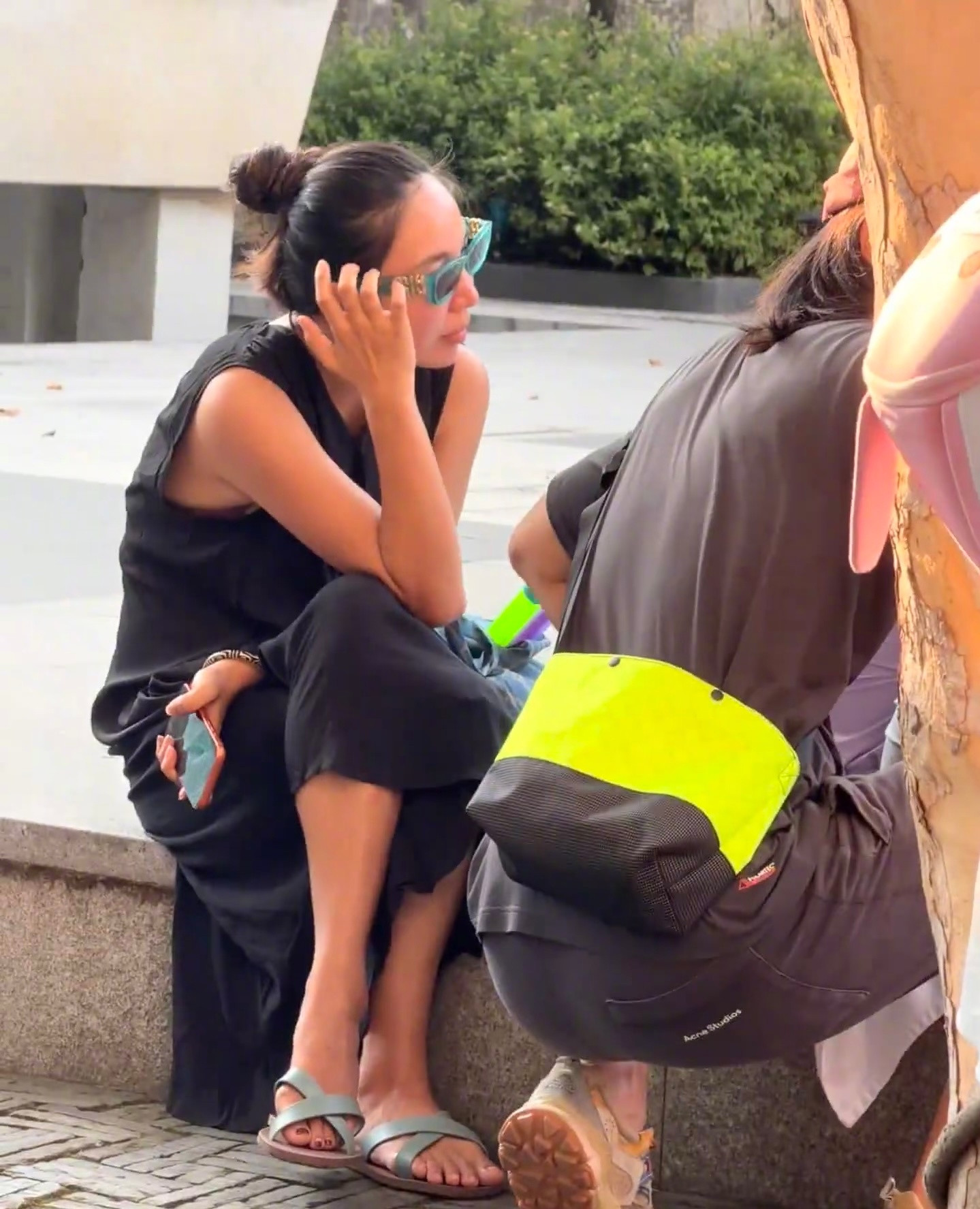 有网友偶遇宋宁峰张婉婷出去玩了，而且张婉婷疑似怀三胎了，肚子有点大（图1-图5此