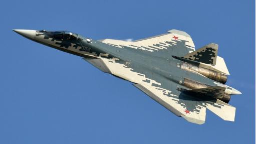 据中国航空新闻网援引俄技集团的消息，俄罗斯双座型苏57近日进入飞行测试阶段，该机