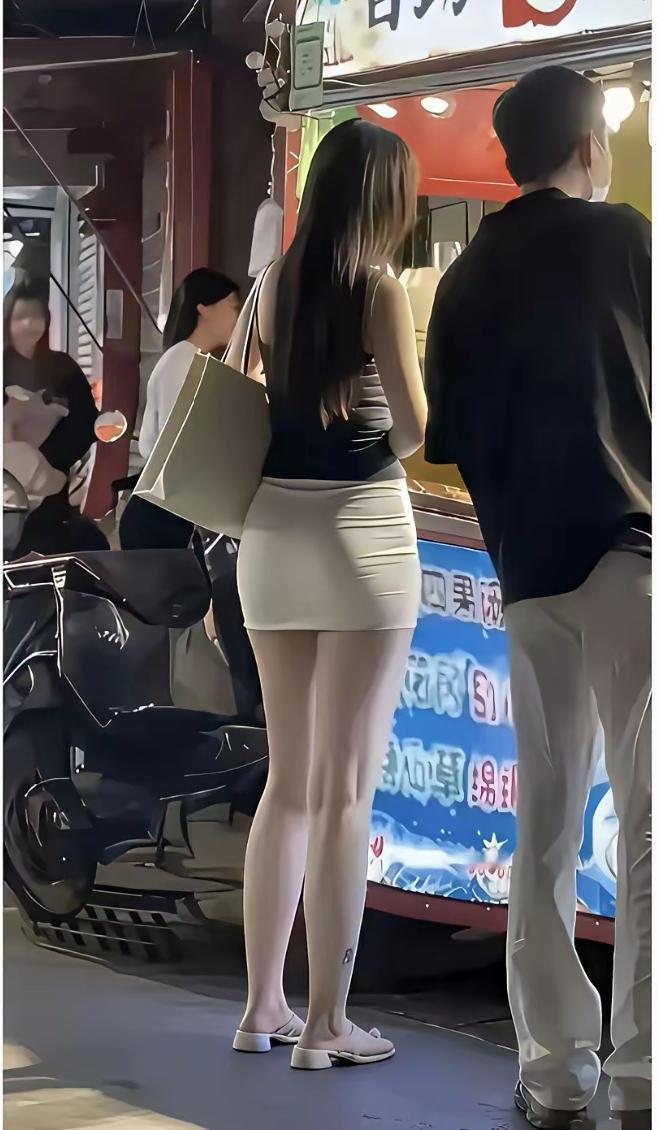 这么白，这么美的小姐姐也吃路边摊？