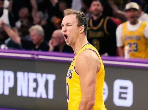 【🏀肯纳德季后赛首秀，生涯第七轮系列赛首胜🏆】在NBA季后赛的舞台上，肯纳德