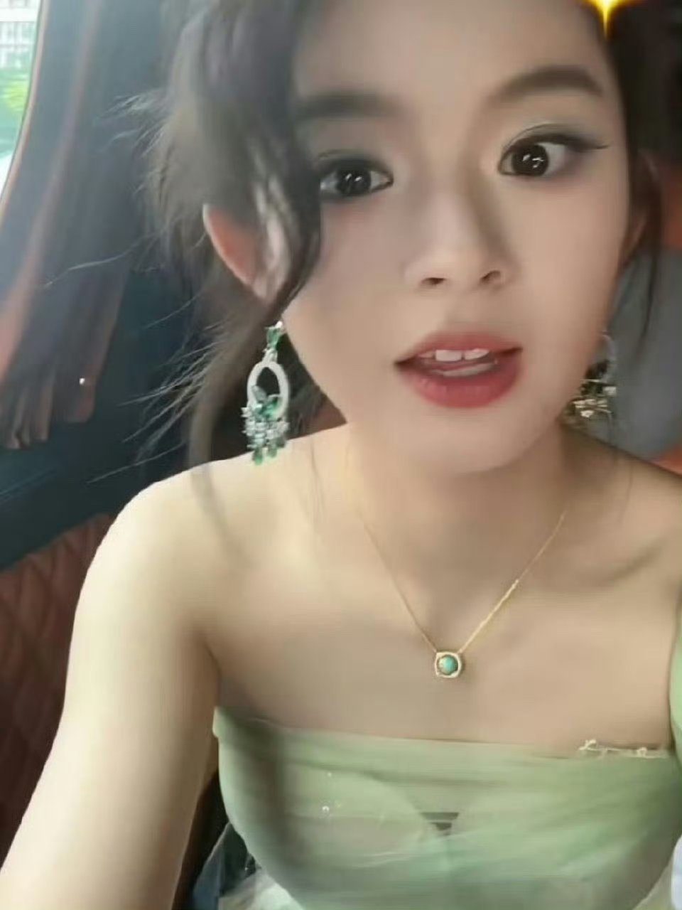 黄杨钿甜戴230万的耳环就被审判，何超莲戴千万项链就会被称赞，是哪里出了问题？？