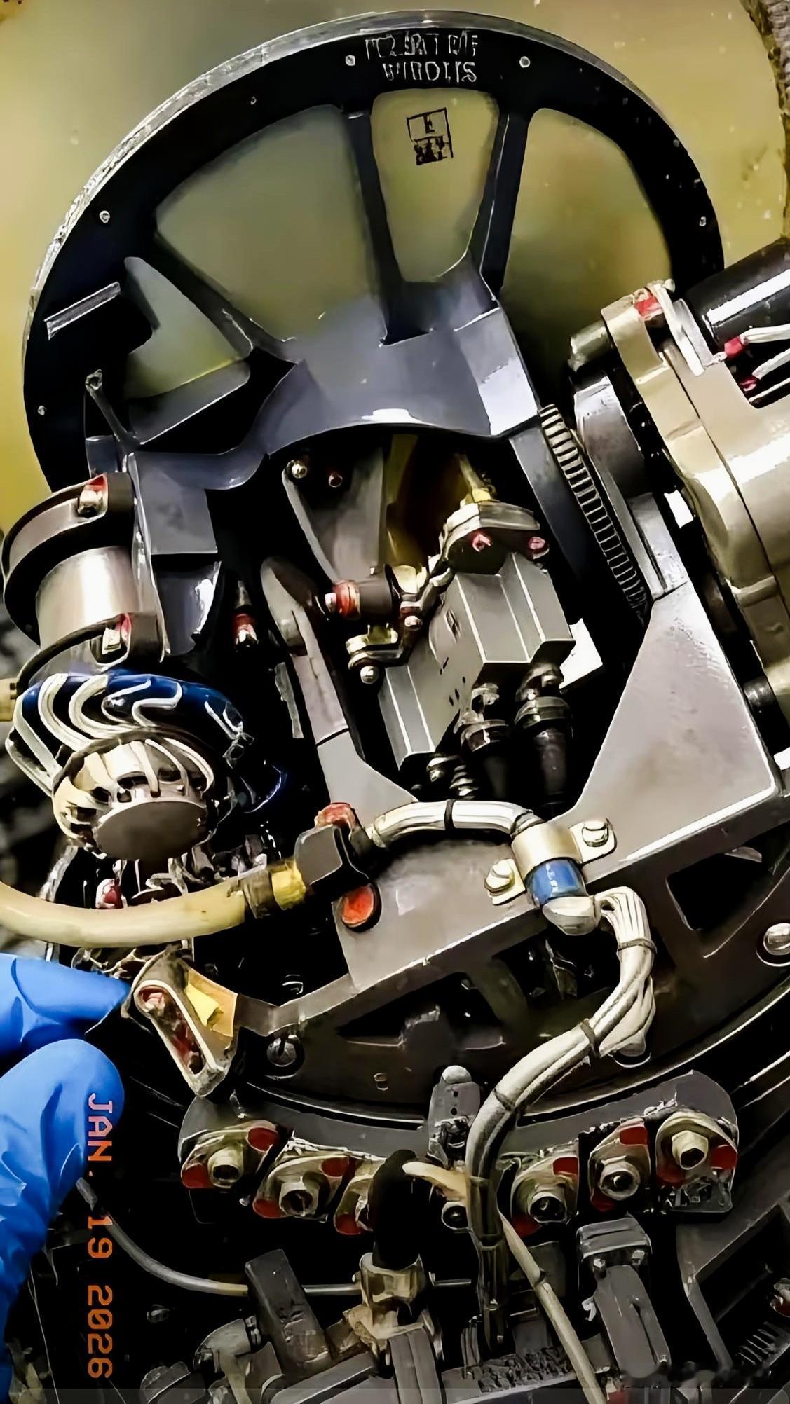 西方军事专家把一枚俄军“榛树”导弹给拆了，螺丝刀拧开外壳，一群人围着电路板，先是