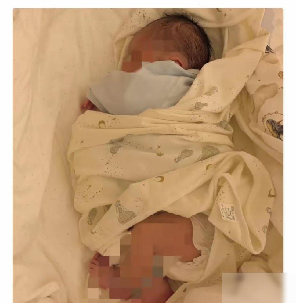 一位孕妈怀胎八个月突发意外离世，婆婆执意要求剖腹取子。据报道，医生和家属反复沟通
