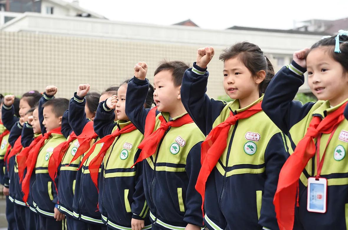 最近在杭州笕桥小学，网上一段视频火了。校门口学生排着队，对着开进学校的老师车敬礼