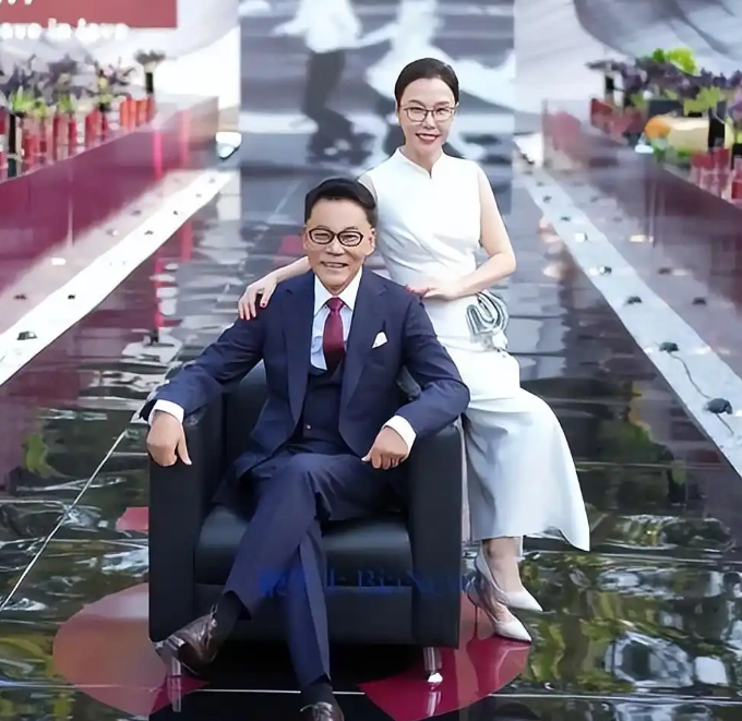 李国庆这次圆满了！不是他又闹出什么商业风波，而是61岁的他终于娶到了40年前追不