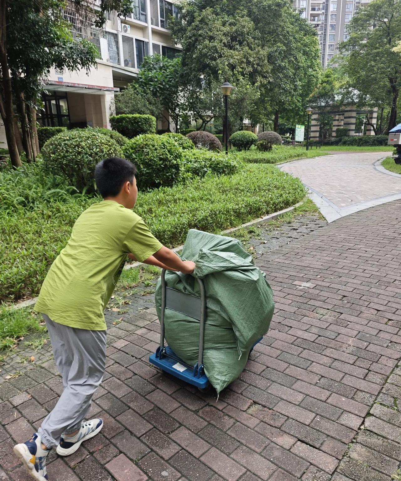 儿子长大了。最近几天，在小区散步的时候，看到幼儿园门口有志愿者在回收旧衣服、鞋子