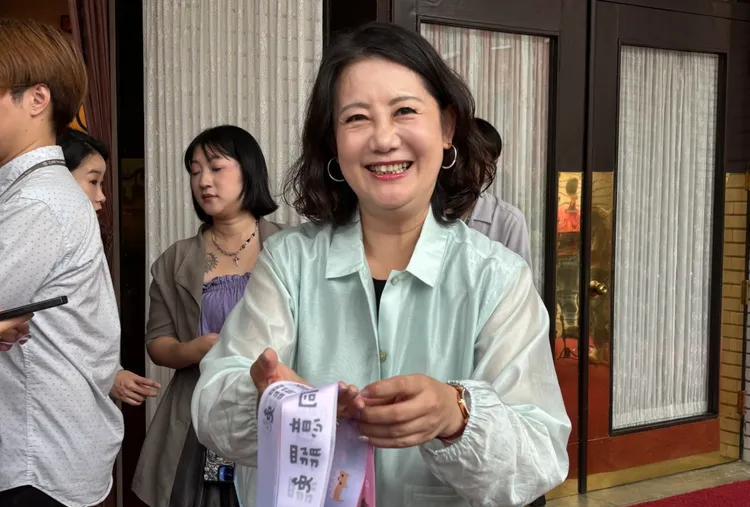 韩国瑜合体蓝委议场前反罢！吴思瑶妄批“议事不中立”：在拍毕业照？针对立院长韩国