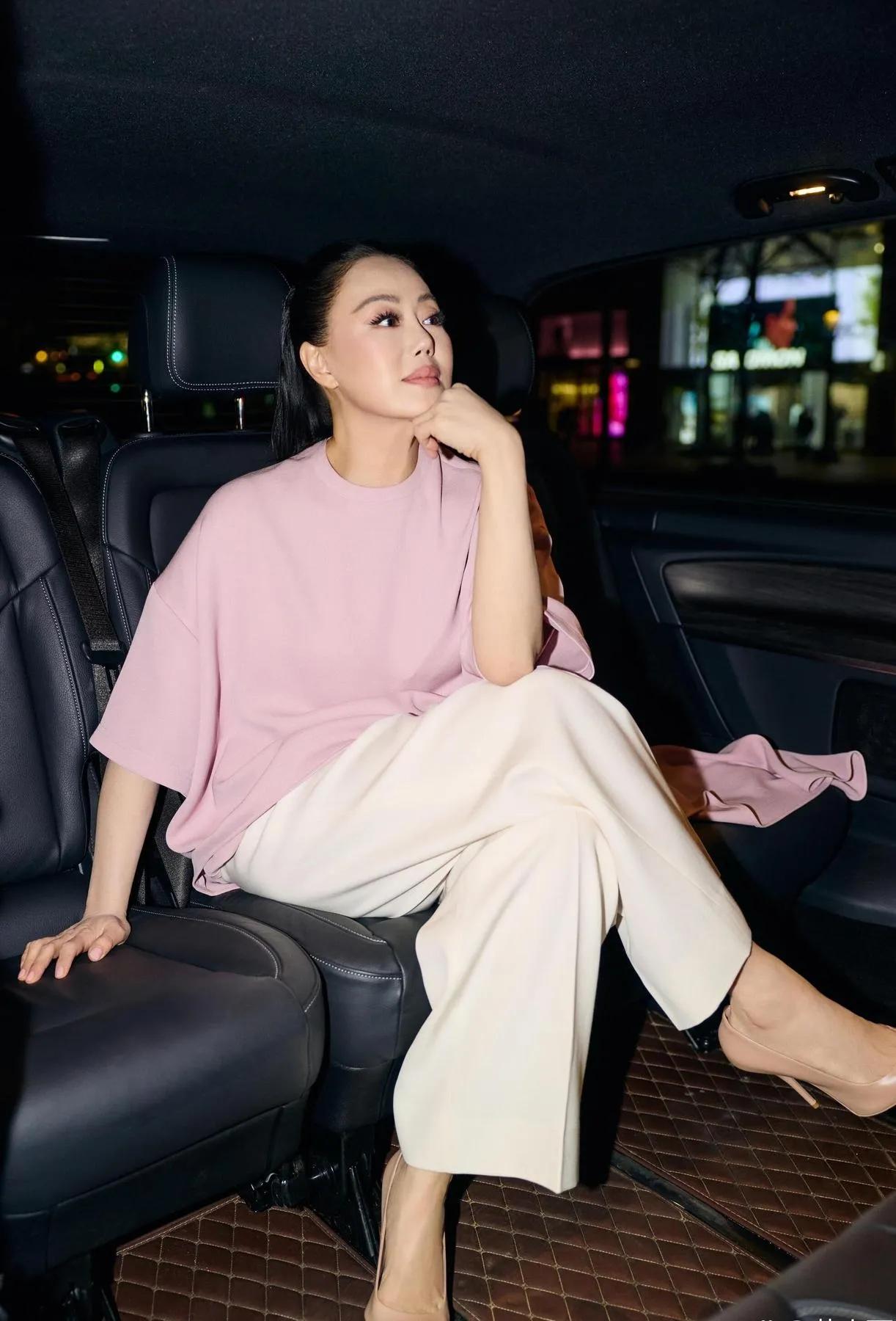 章小蕙的老年穿搭太会了✨章小蕙这组粉白穿搭也太显气质了吧！温柔粉上衣+米白