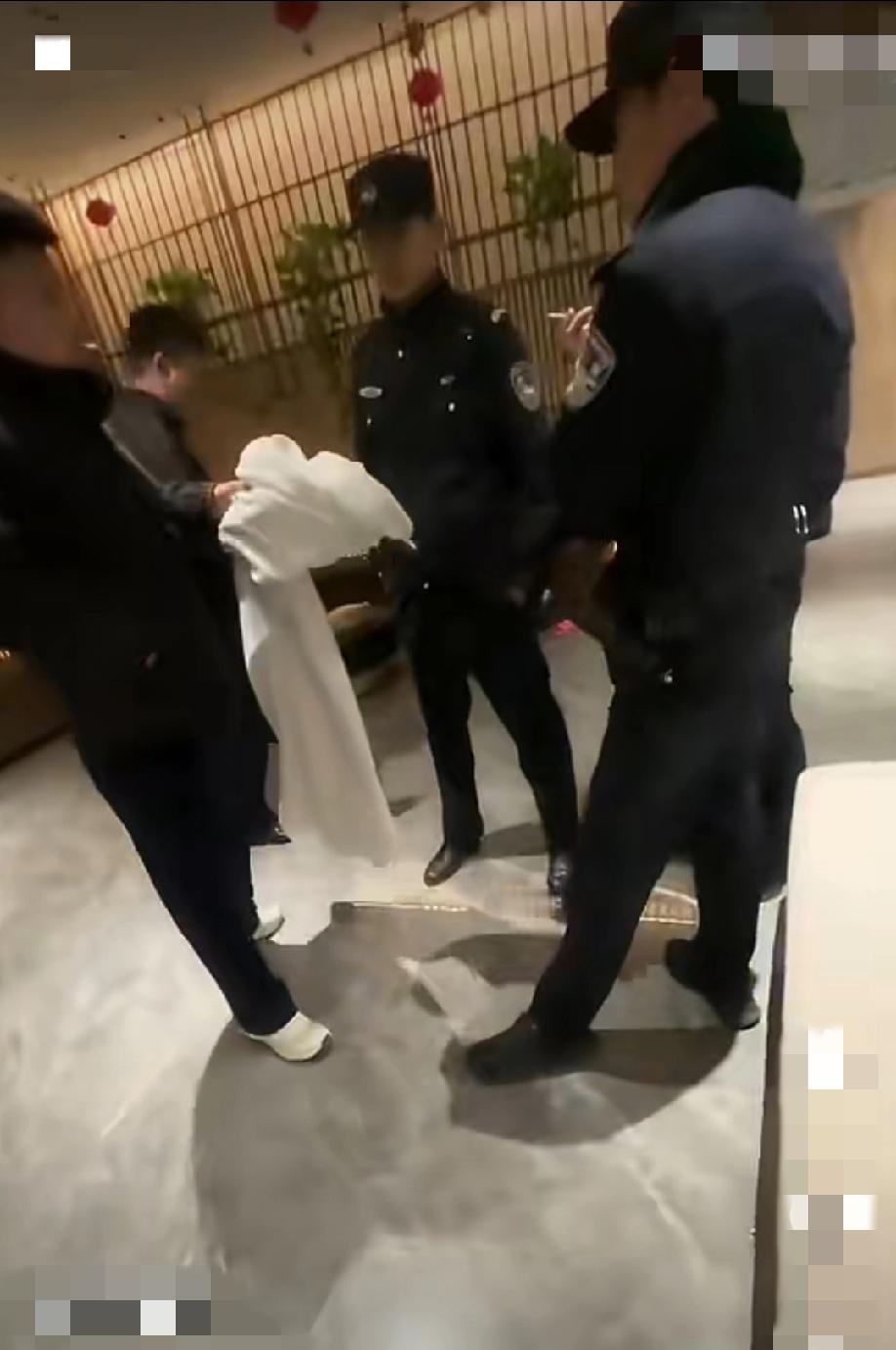 2月18日大年初一，河南郑州。男子去洗浴中心消费，工作人员检查说男顾客用过的浴巾