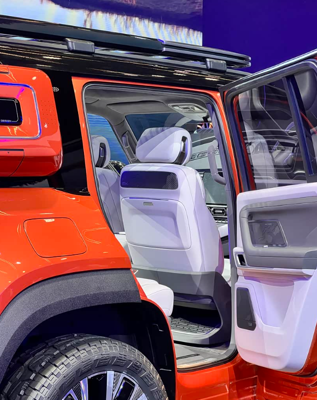 有一说一，吉利银河战舰外刚内柔，内饰好看没得说车展上一面之缘，打开车门那一刹那