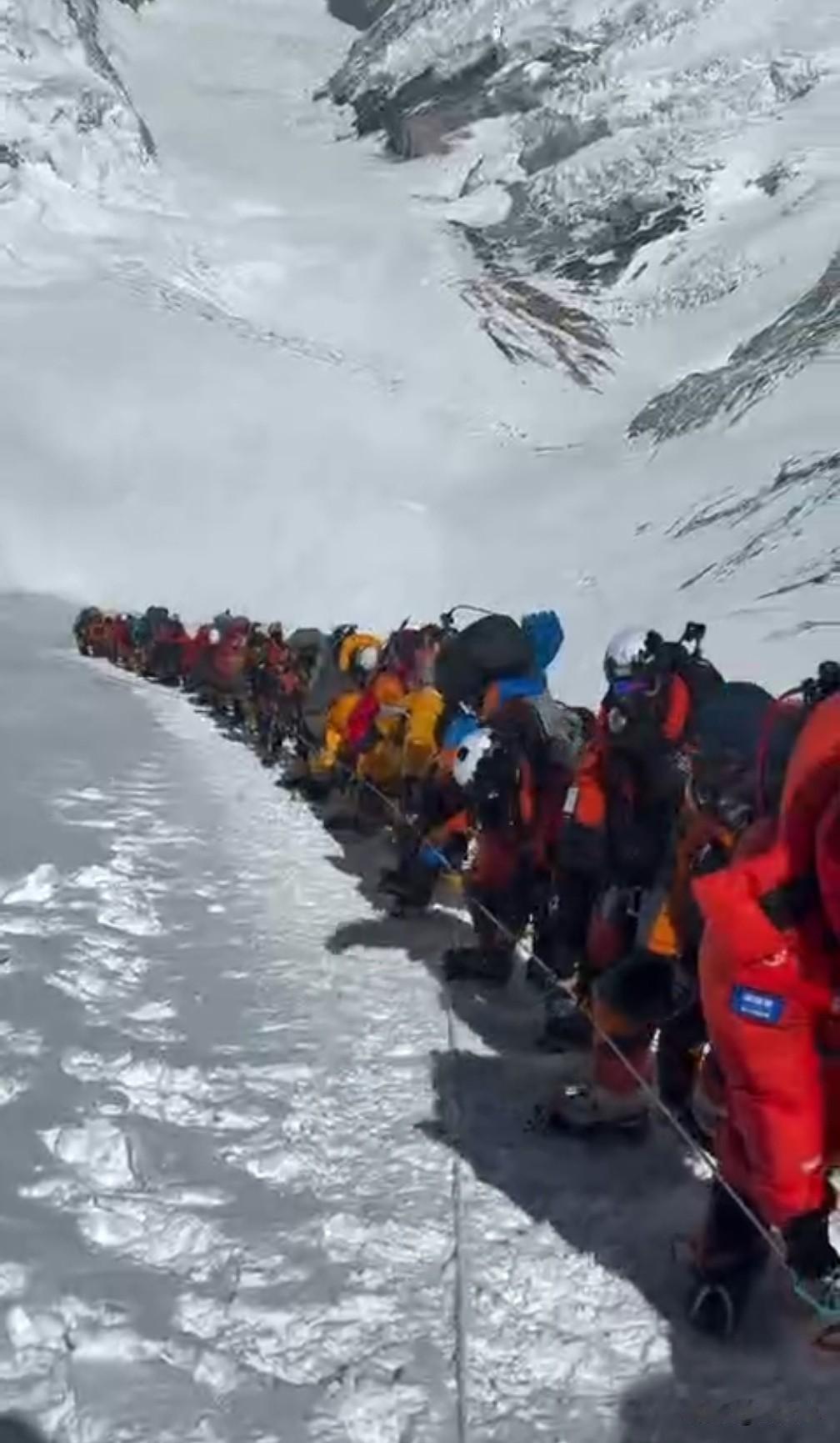 离奇纪录：珠峰冲顶大排长龙视频曝光，5月末顶峰排队登山者多达274人乍一看