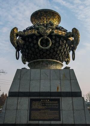 1982年，江苏一老农挖出40斤黄金，上交时才发现，装黄金的罐子才是无价之宝这