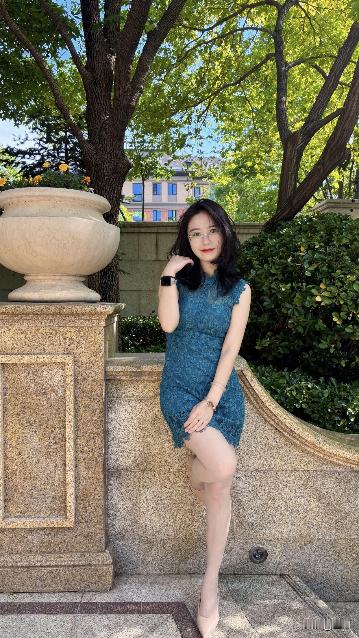 怎样完成气质风穿搭优雅蓝裙，绿意盎然，都市中的自然之美