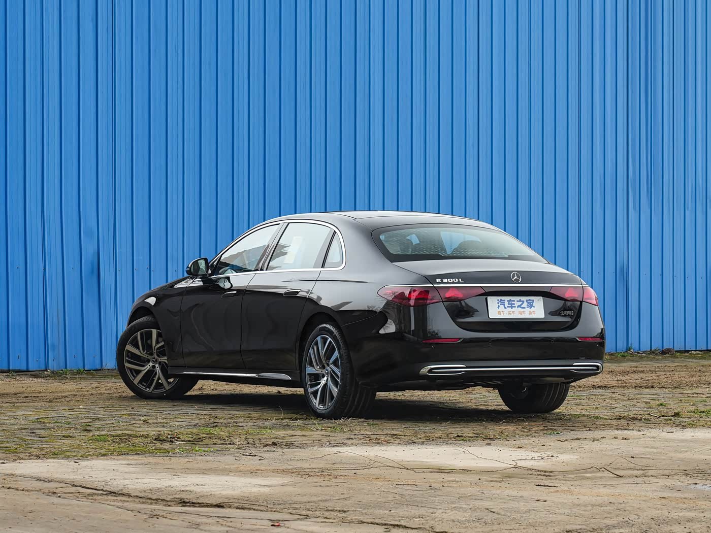 好车分享奔驰E300L时尚，目前E300的最低配车型，没有副驾屏之后木质的中控