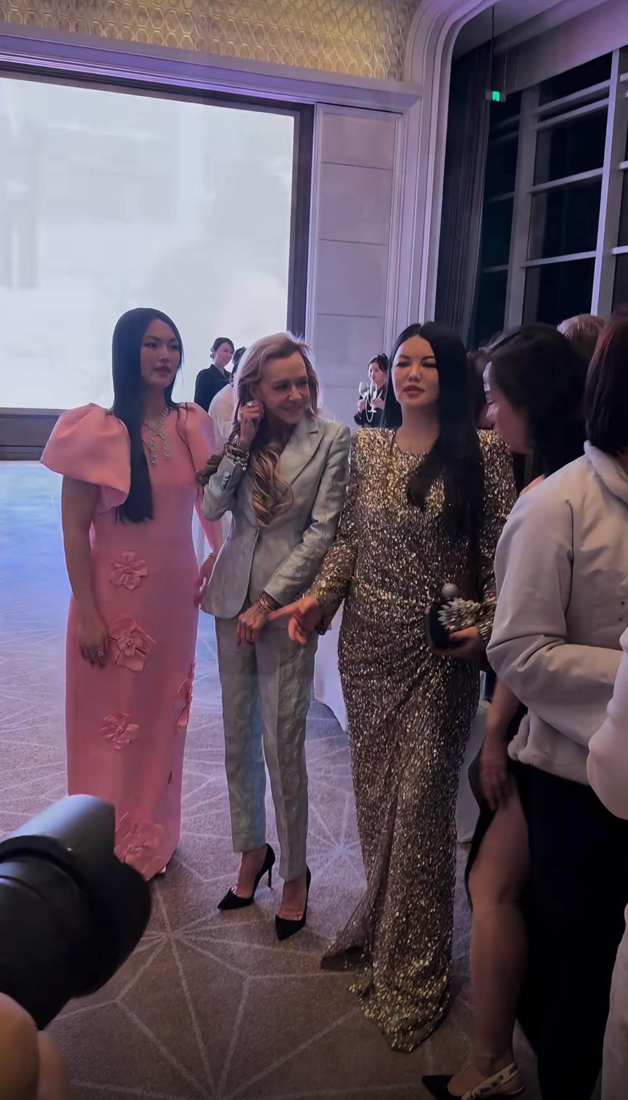 李湘天天带着王诗龄出入高档场所怎么王诗龄不用上学吗？她不是才16岁吗？也