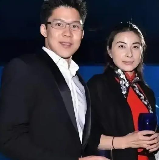 2000年，霍启刚第一次带女友回家。朱玲玲只看了一眼，便说：“你们不合适，分了吧