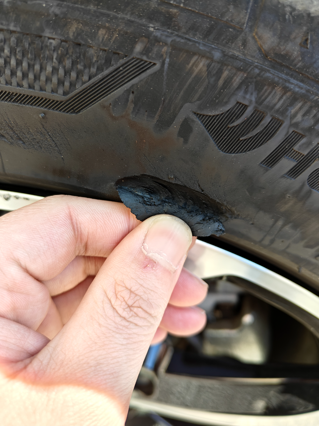 可恶的马路牙晚上下班回家，天黑停车一个没注意就蹭成这样了，心疼死了，好在没伤到