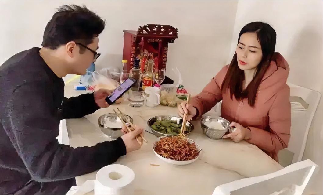 当你真正看清了人性，婚姻就没那么让人痛苦了。很多夫妻人到中年，婚姻走过十几年，越