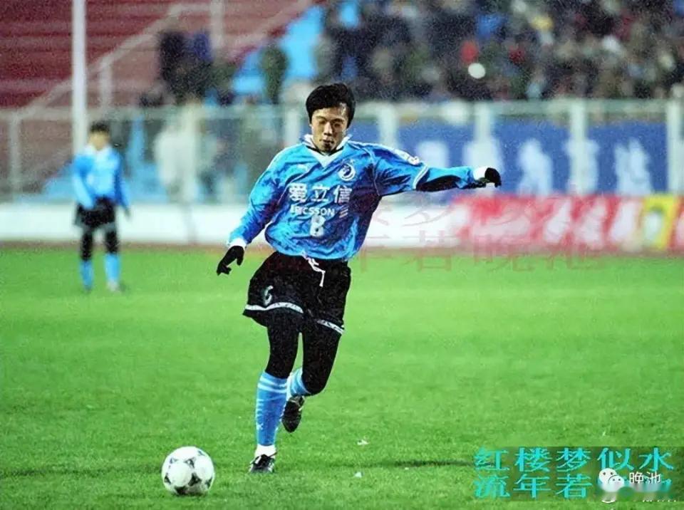 中超球衣大连足球职业联赛32年来的球衣，我个人比较喜欢三款。万达时期的彪马实德