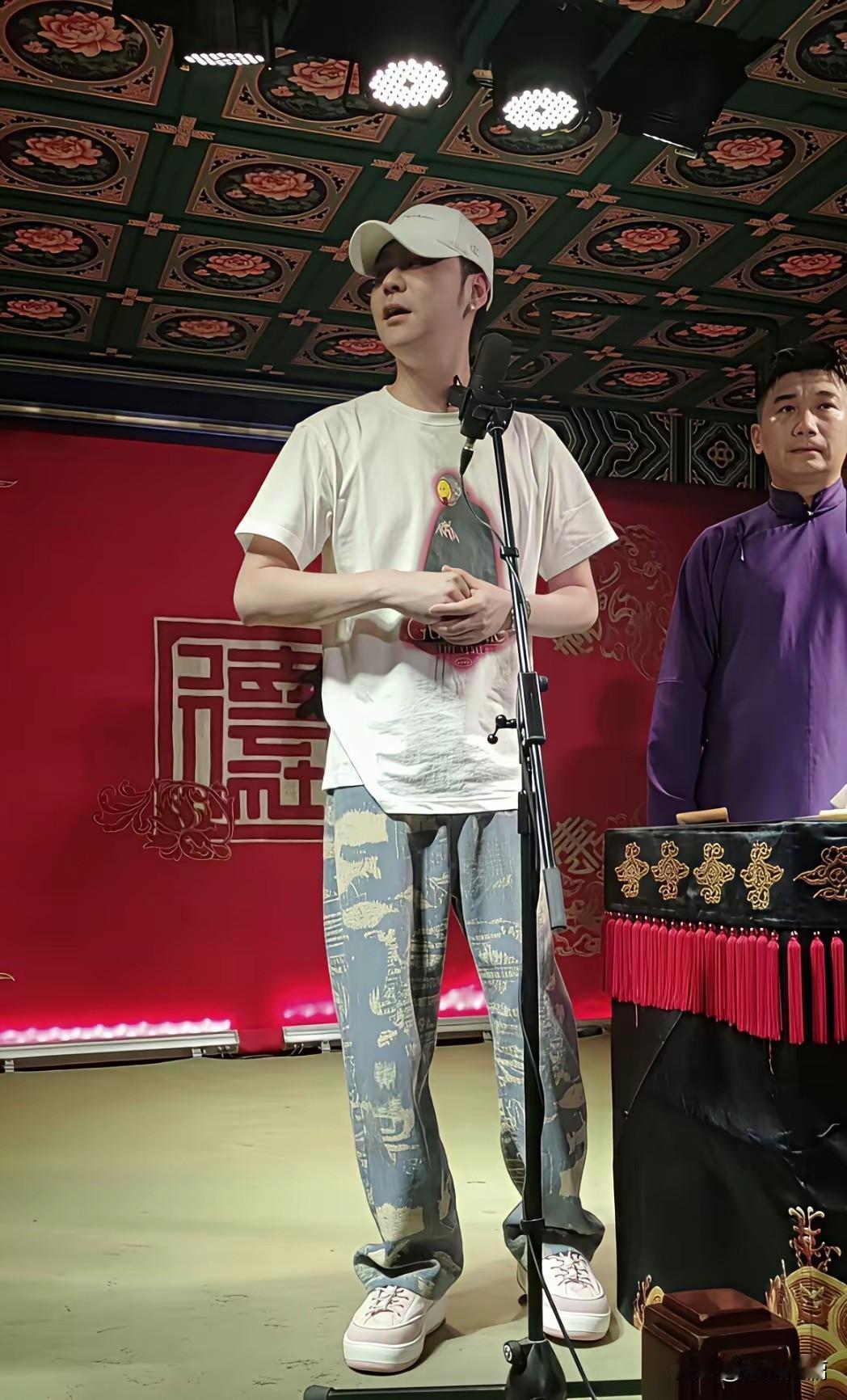这是网友发布的张云雷昨天空降三里屯小园子的照片。实话实说，真的挺瘦的，但是不知