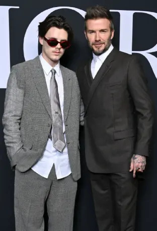 贝嫂回应与大儿子决裂这张照片是年轻时初为人父的贝克汉姆抱着儿子布鲁克林，多么温