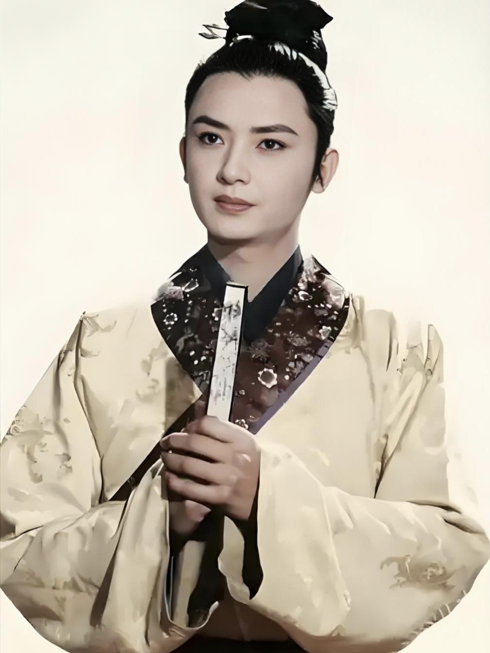 “他就是我要找的宝玉”。原来当年拍红楼梦，侯长荣才是贾宝玉的第一理想人选，王扶