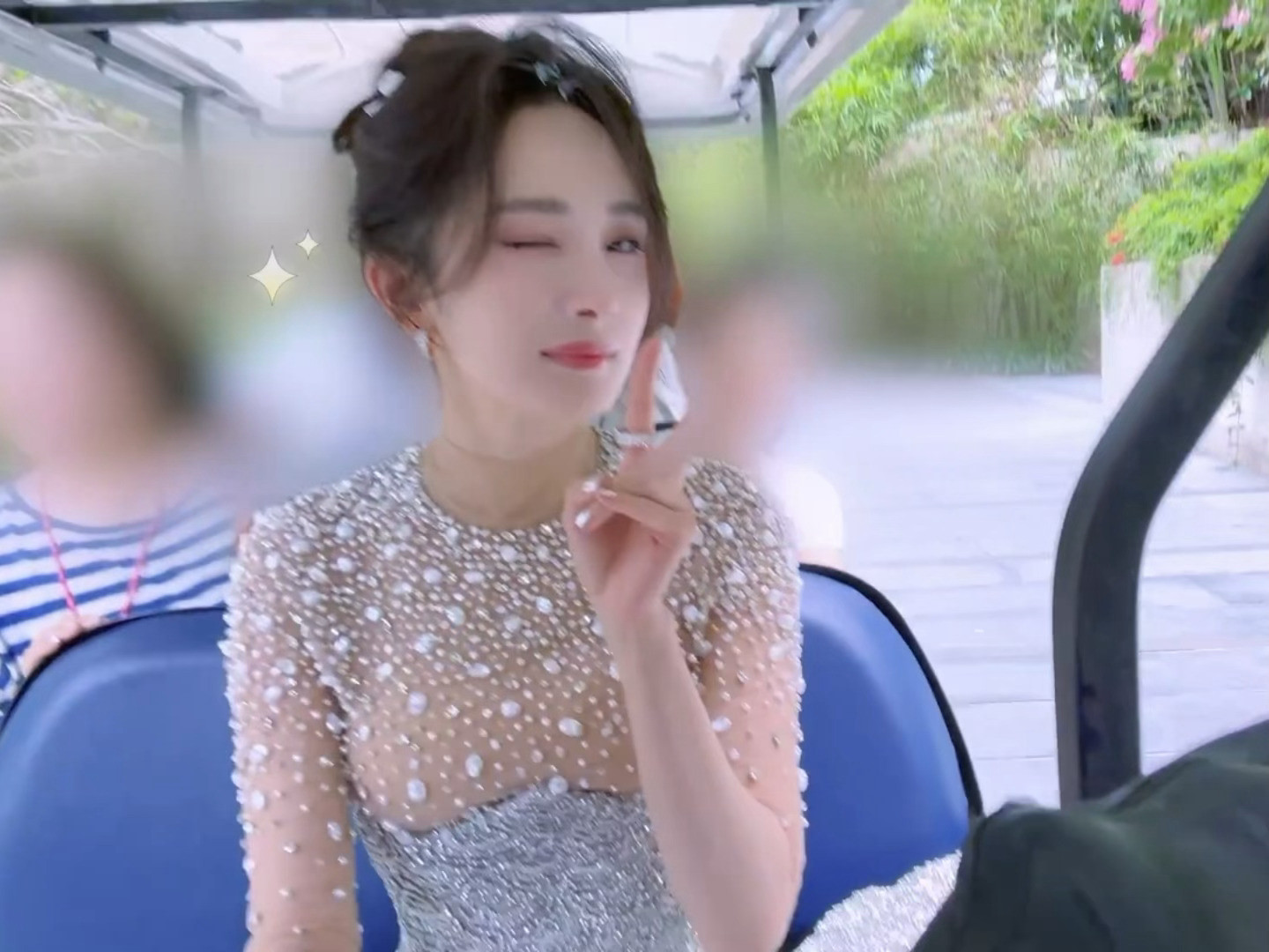 即便是极限飞行极限工作极限化妆，杨幂也保持着非常好的状态，对着镜头wink的开心