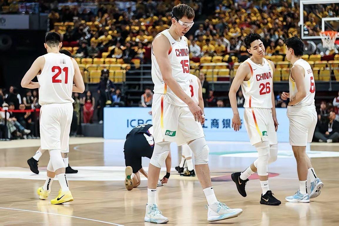 周琦年薪800万，11分12篮板；高诗岩年薪600万，6分5篮板2助攻2抢断；胡