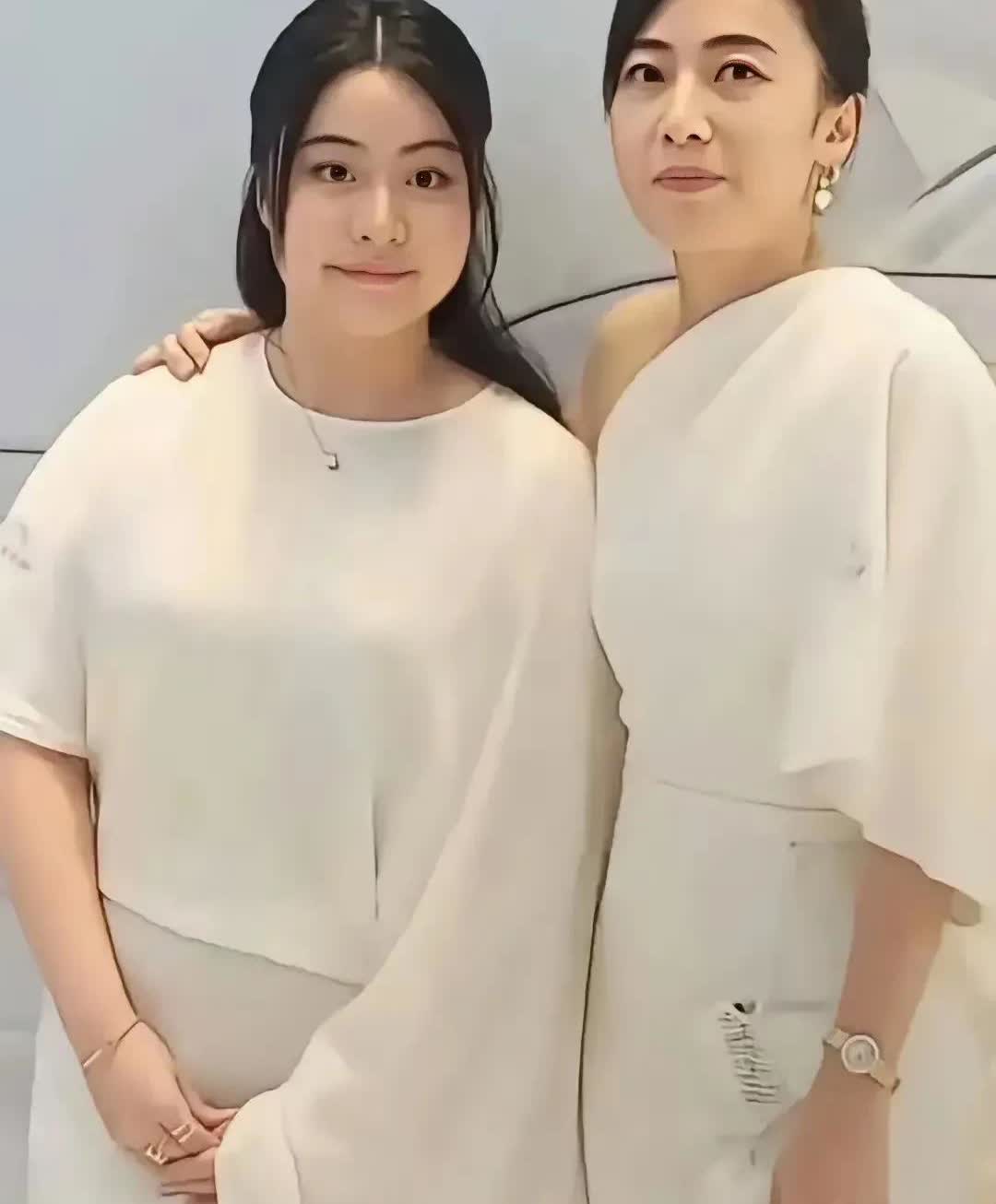 甘比携16岁大女儿亮相，富态敦实，相貌复刻刘銮雄，一手戴三金饰，网友说神似阿娇！