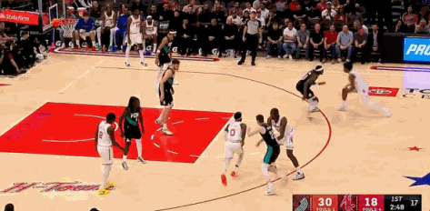 阿门真是难堪重用啊这个球完全暴露了阿门的弱点，当阿门突破受阻时，他没有投篮能力