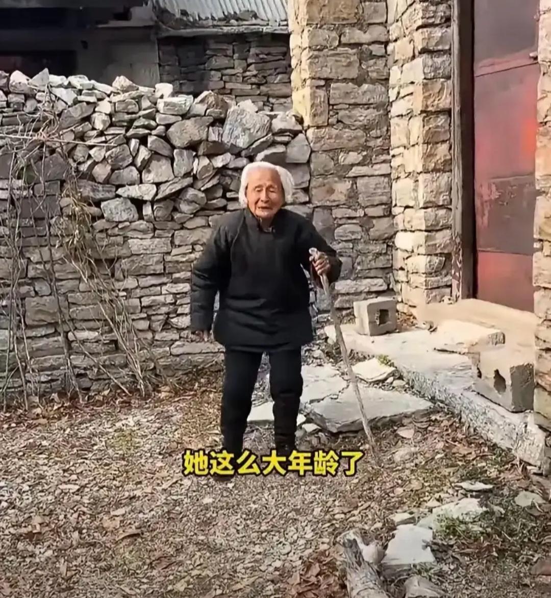 被这个十年的善意谎言打动了山东98岁的独居老奶奶，原本有两个儿子一个女儿大儿