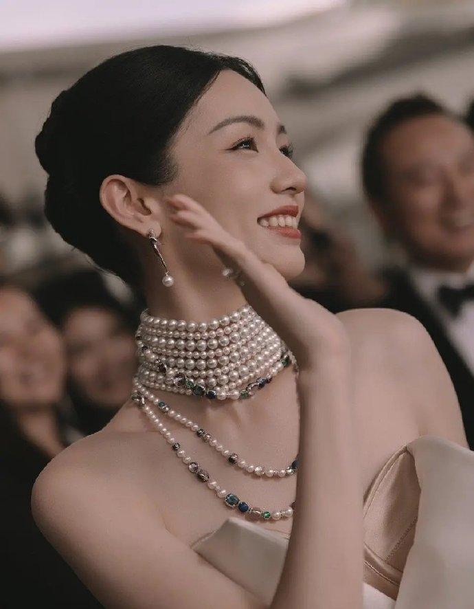 周也这两张图好有国际巨星的feel，和颂确实会买股​​​