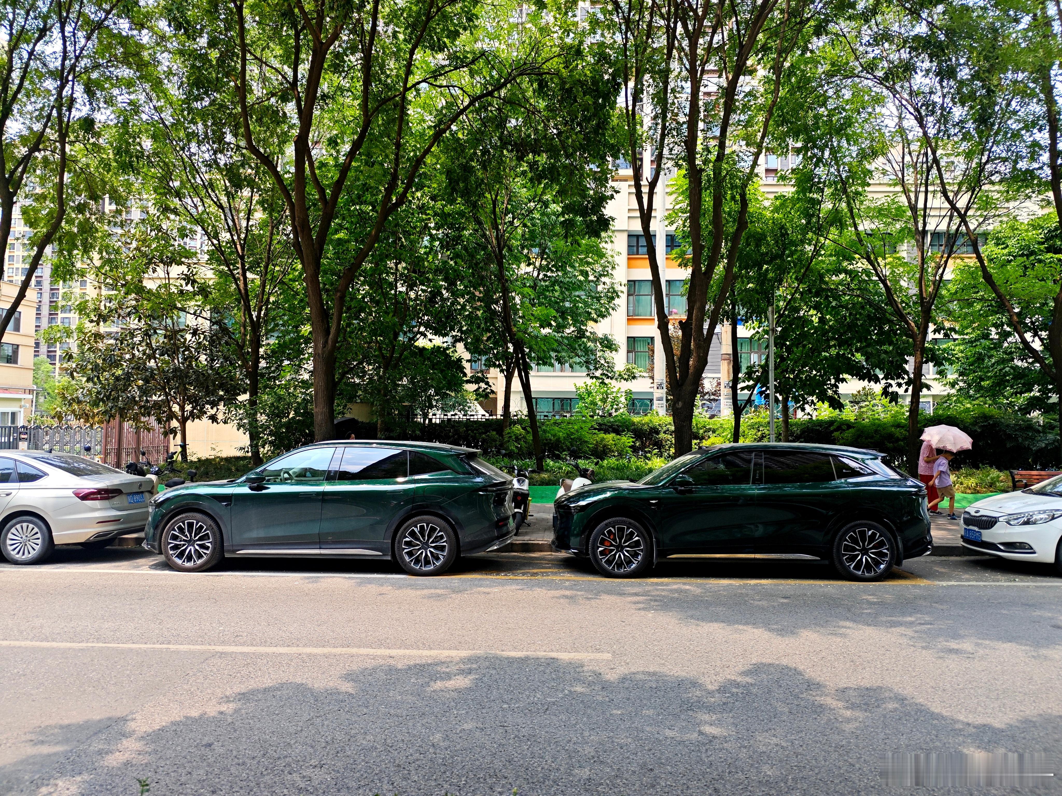 遇到7X就停一起，这么看空悬还是可以更低趴一些，当时因为选后排座椅放弃了甄选的四