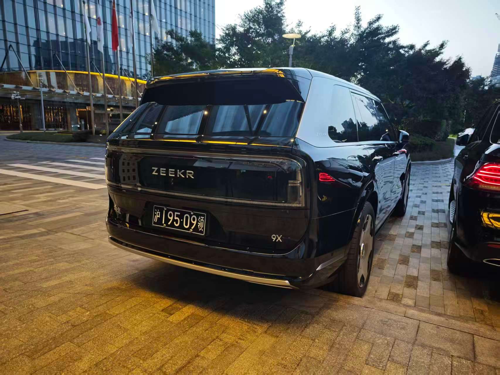 好的车。高级自然懂朋友偶遇中东某总领事馆的极氪9x