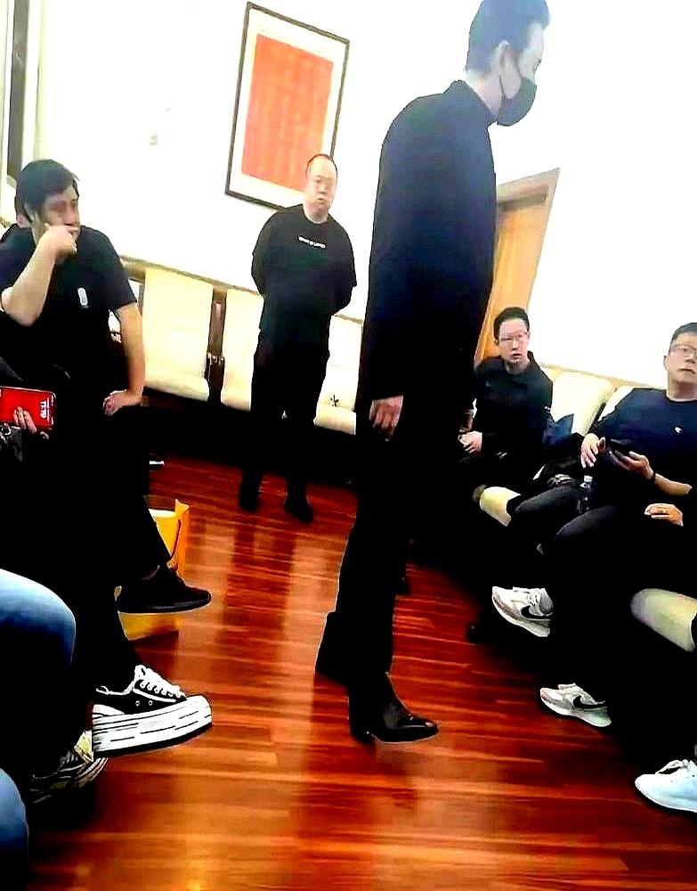 刷到罗晋父亲葬礼的事。一大帮亲戚直接扔下手里的生意和工作，连夜买票从江西