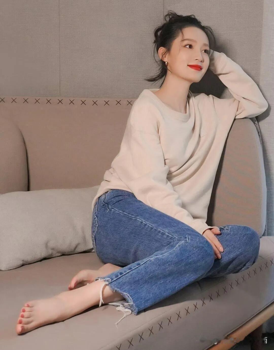 都说景甜美，但跟李沁相比，还是差那么一点点吧，李沁这样的身材，更加优雅大方，也更