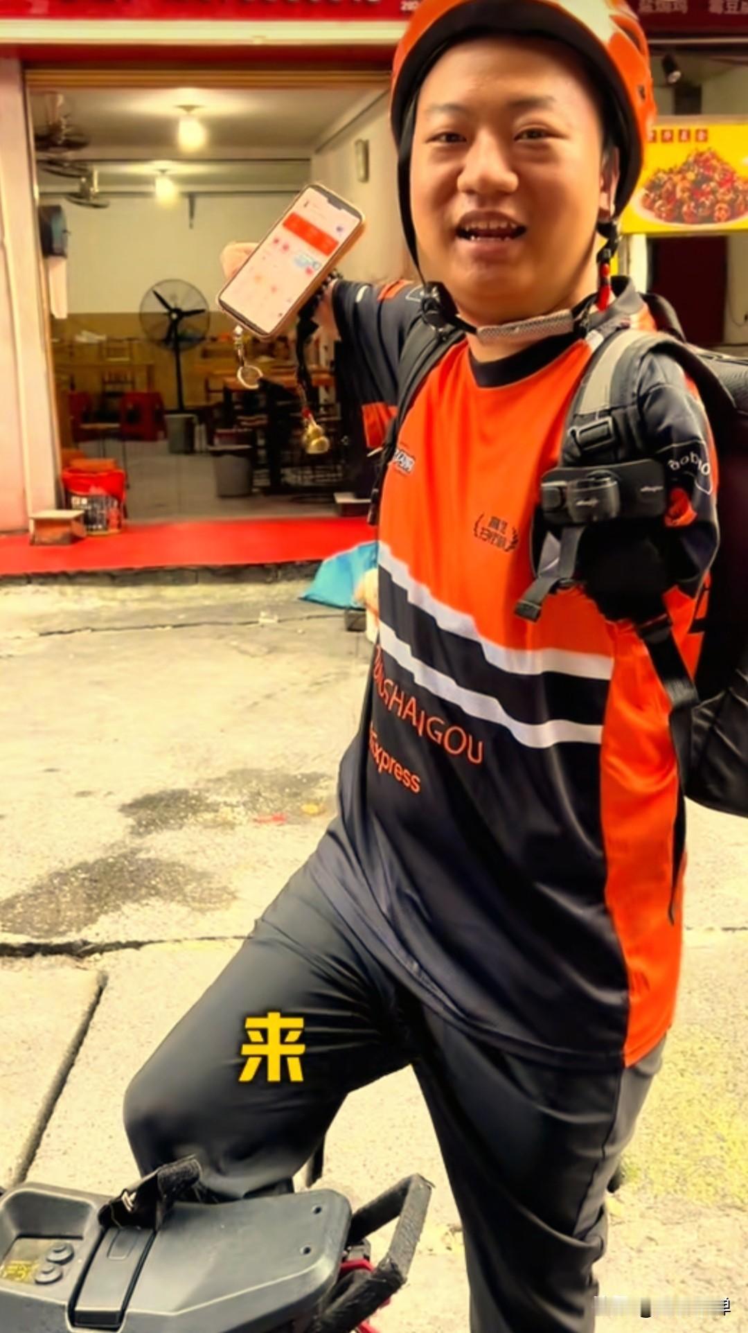 如果你觉得自己生活过得苦，那就看看他吧。在湖南凤凰古城，有这样一个男人，他叫李向