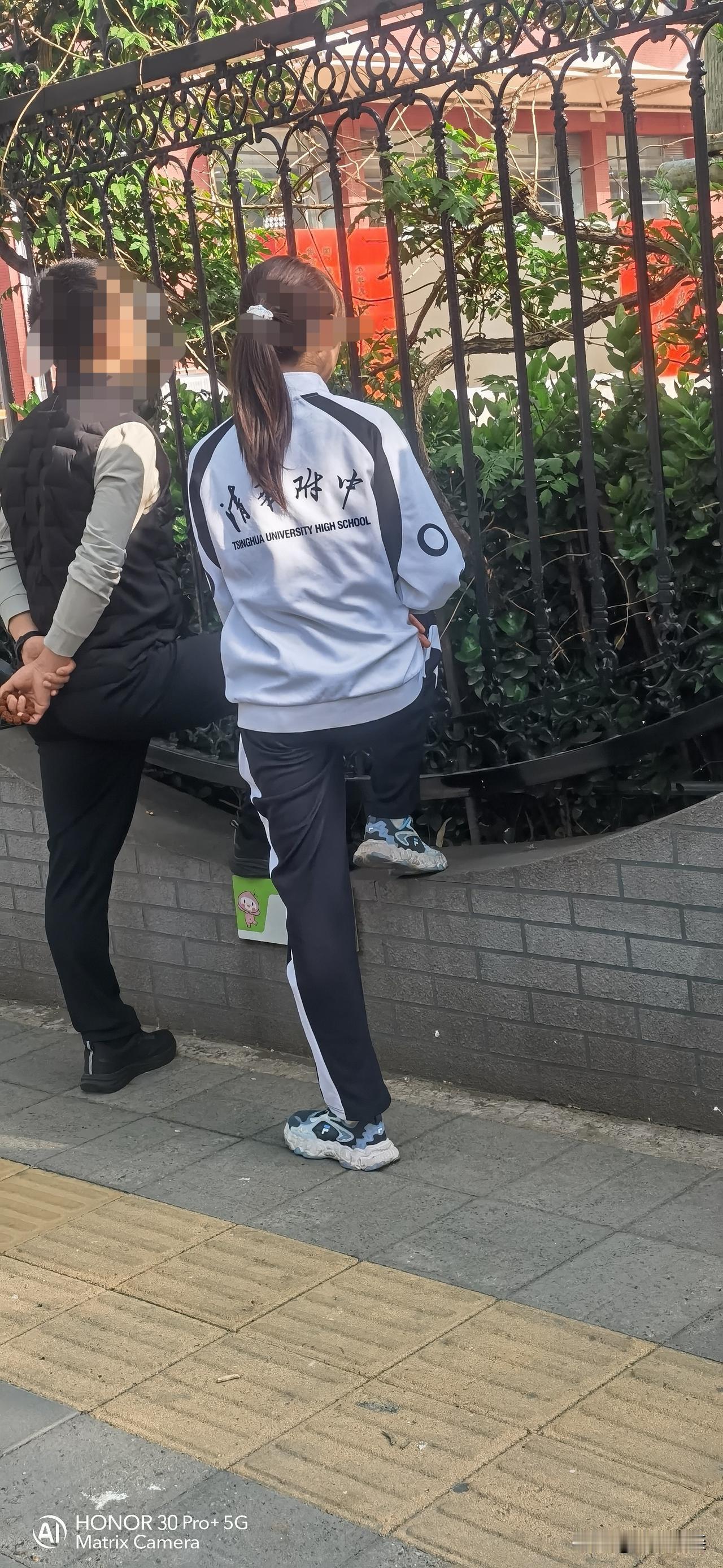 校服上不带某某校区，这才是正经八百的清华附中生。下午放学接一年级小孩，学