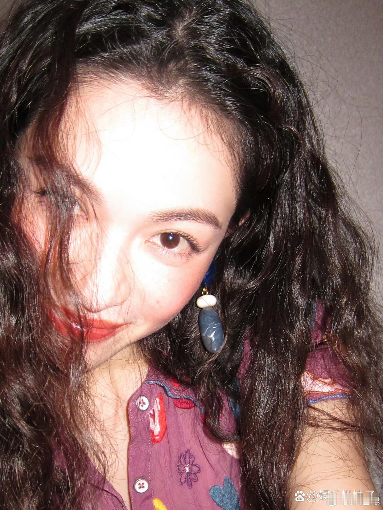 1.刘亦菲无论做什么事，亲妈总是喜欢插一脚，亲妈的行为不仅经常打乱其计划，还让她