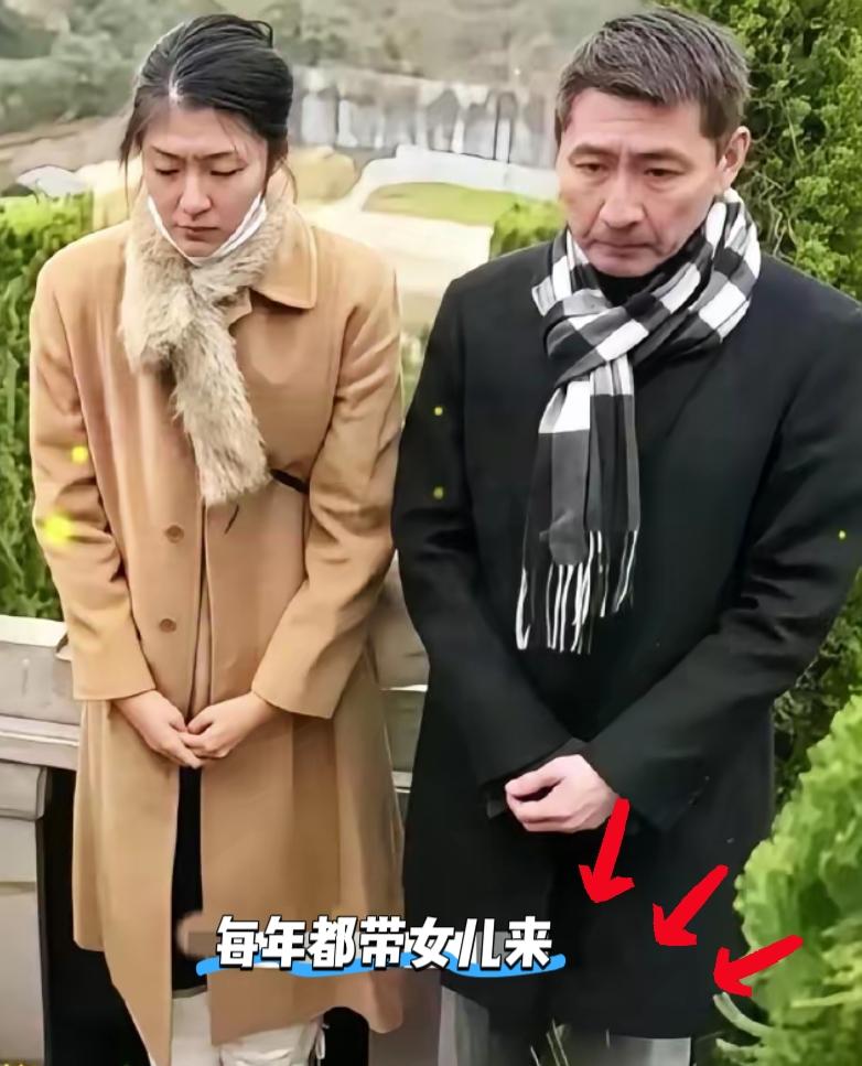 那张照片，看得人心里猛地一揪。张子健牵着女儿站在李婷墓前，父女俩一言不发，女孩