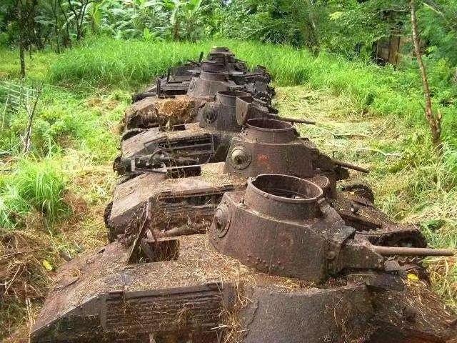 日本战败几十年了，在密克罗尼西亚联邦波纳佩岛，还有大量日军95式轻型坦克被丢弃在