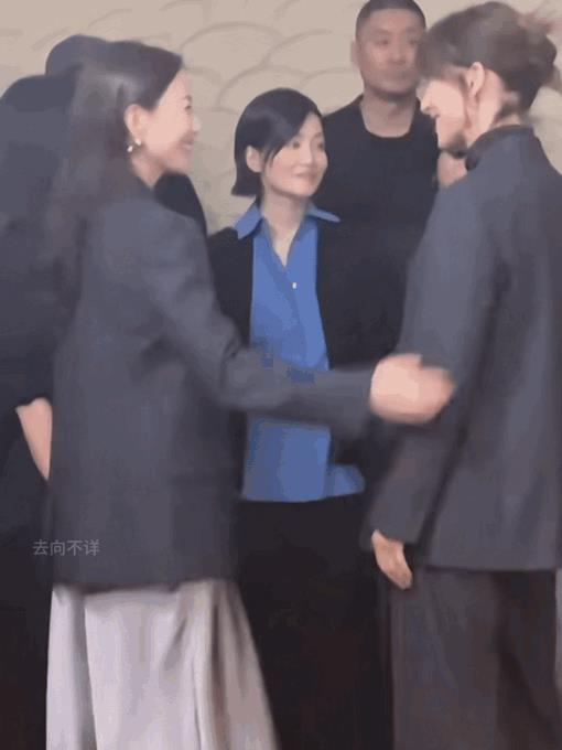 第一次见到明星这样握手，苏菲玛索和高圆圆，女神见面这个握手好正式，有种外交礼仪的