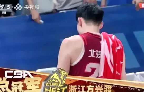 周琦啊，今晚的你是可以昂首离开的，你已经打得足够好了。今晚北京队里，最让人感