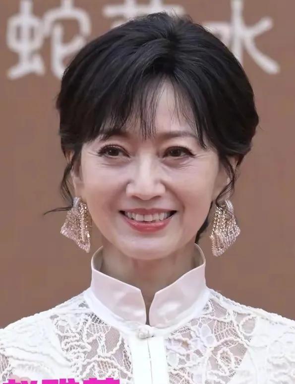赵雅芝同志，如果你心疼儿子，就别再出来商演了，人家都网暴你儿子了，有人说赵雅芝都