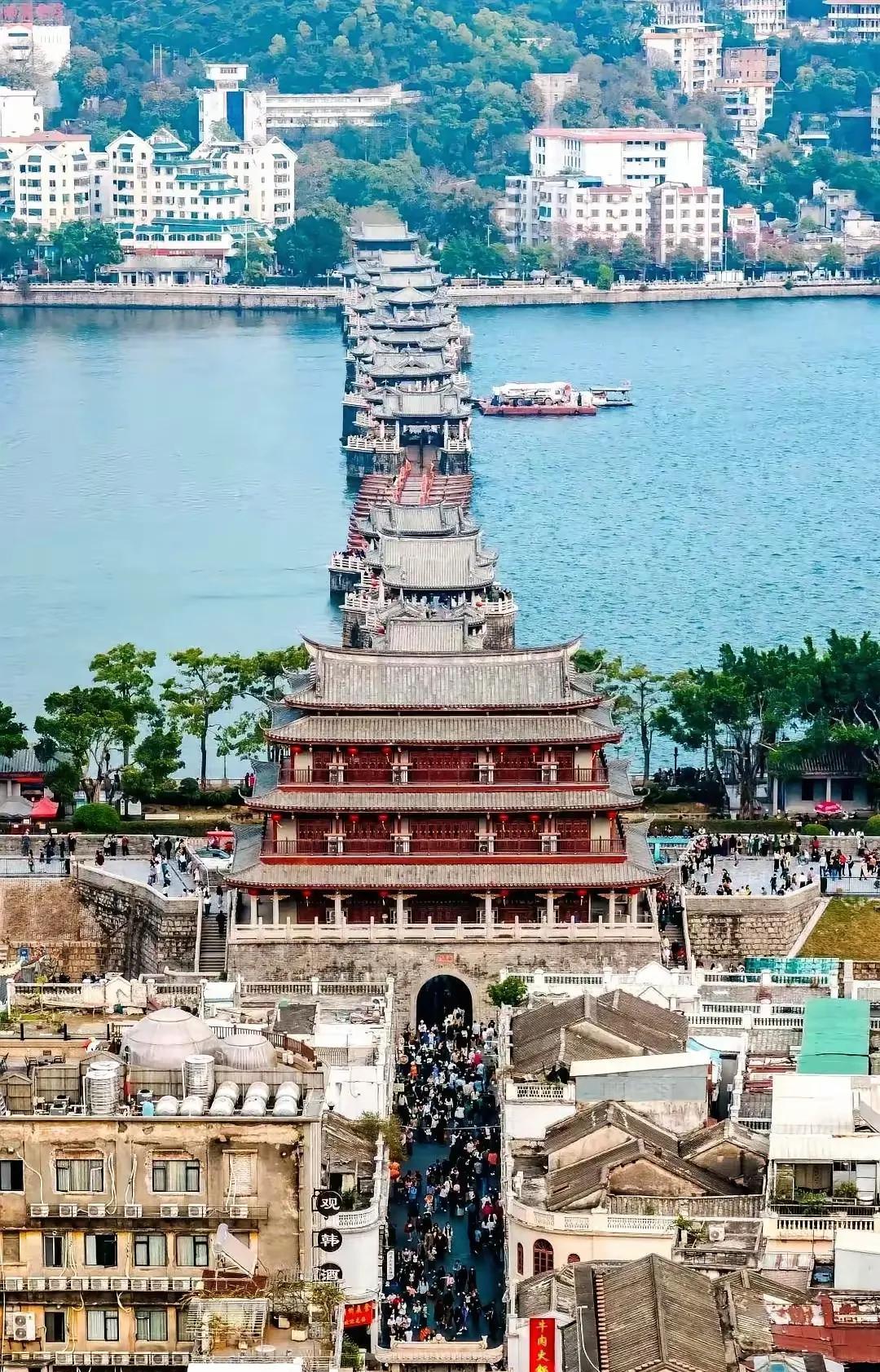 嘿，大家知道吗？潮汕人里很多其实都是南宋遗民呢。当年崖山之战，那可是宋朝命运的转