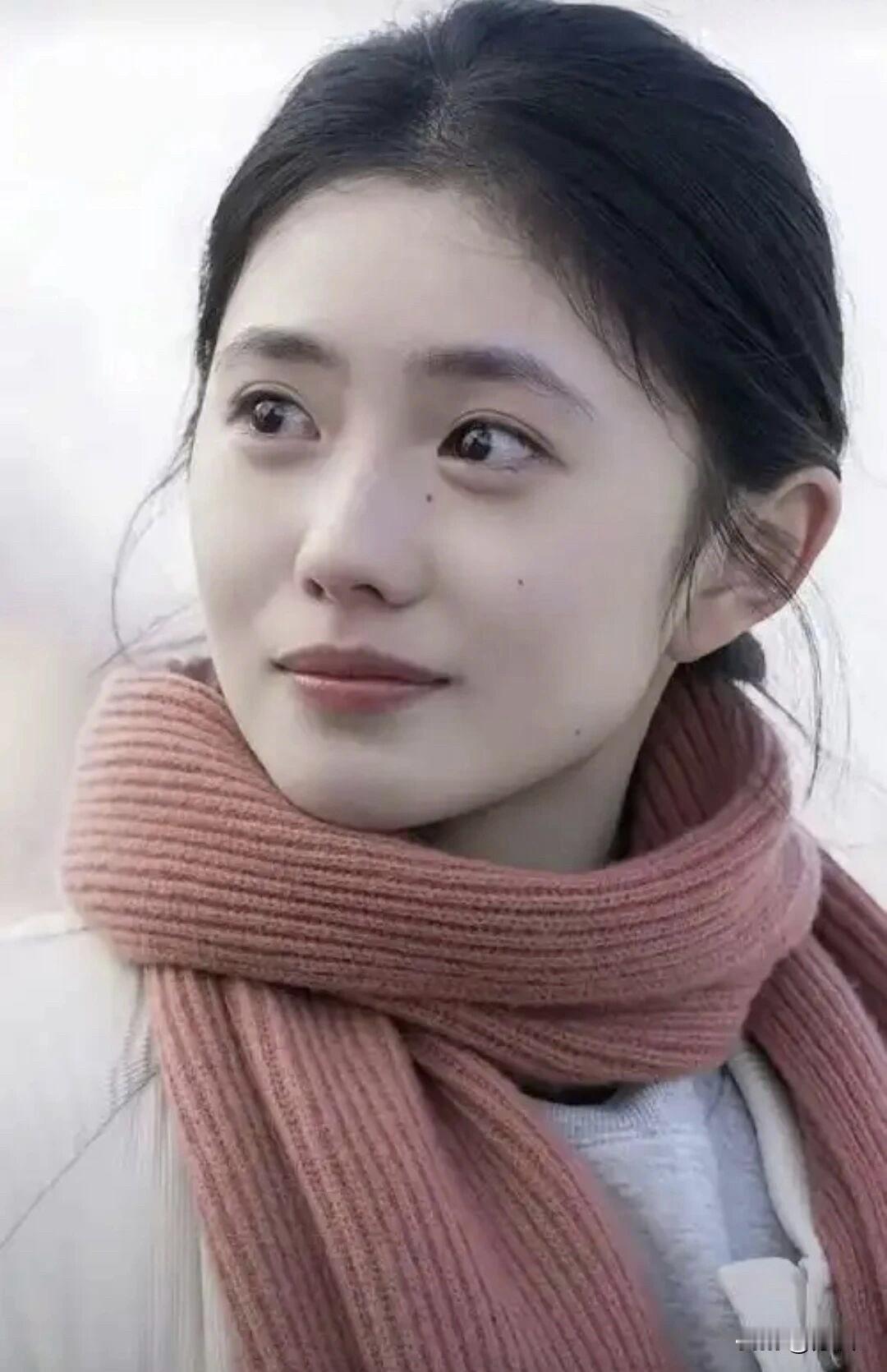 刘浩存脸上的美人痣。怪不得长这么美，这么被导演和男主张嘉译待见呢。这都是天意啊